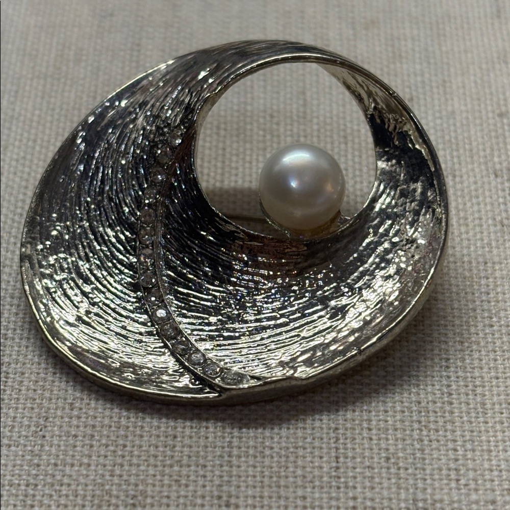 Pearl brooch